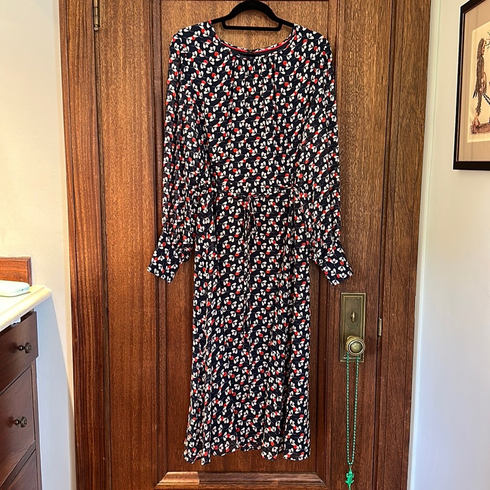 When you need to gracefully float somewhere: this dress